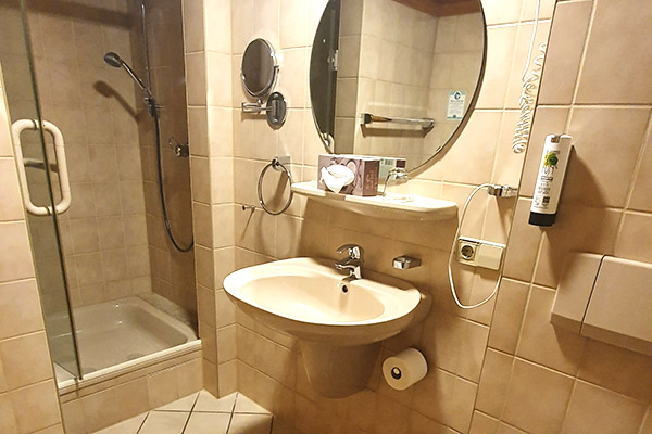 Einzelzimmer mit Balkon